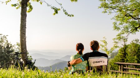 Bike break at the Mühlbacher hut | © TV Region Graz | Mias Photoart