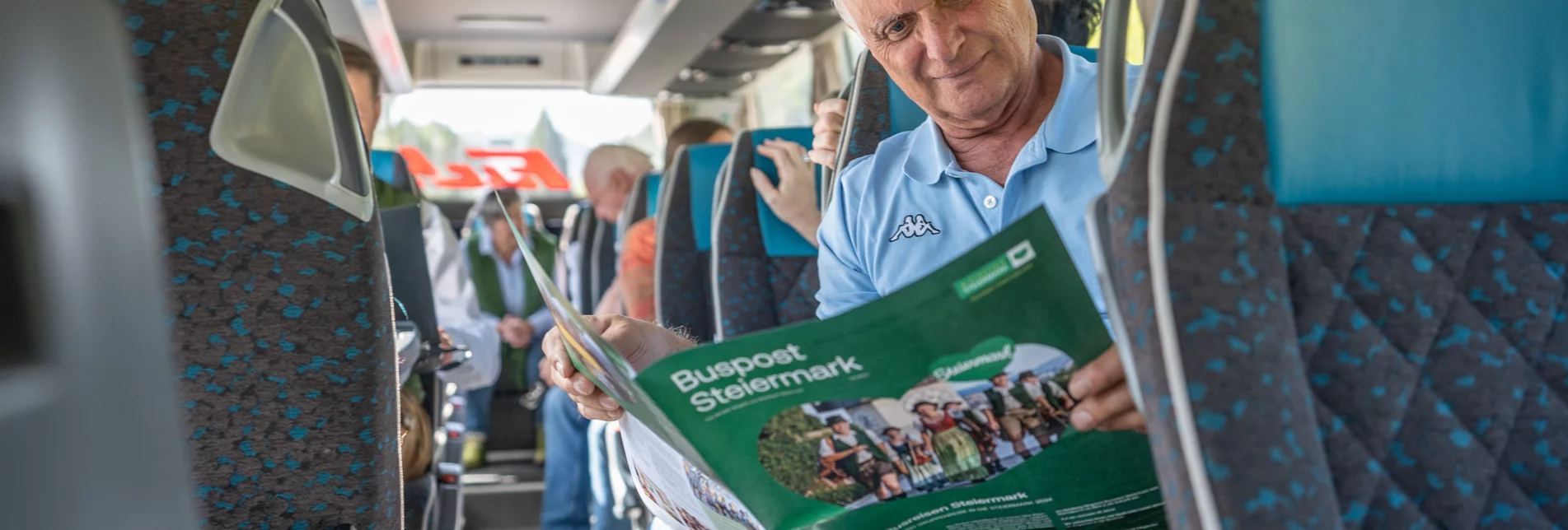 Lektüre Buspost Steiermark | Jesse Streibl | © Busreisen Steiermark