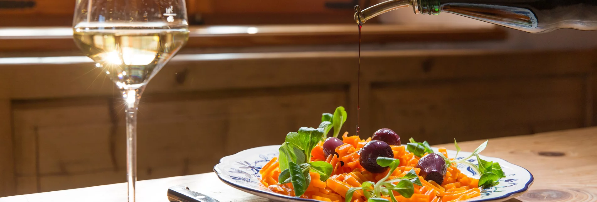 Vegane Buschenschankjause: Rotweinschalotten auf süß-würzigen Karotten im Weingut Kögl (Südsteiermark) | © STG | Harry Schiffer