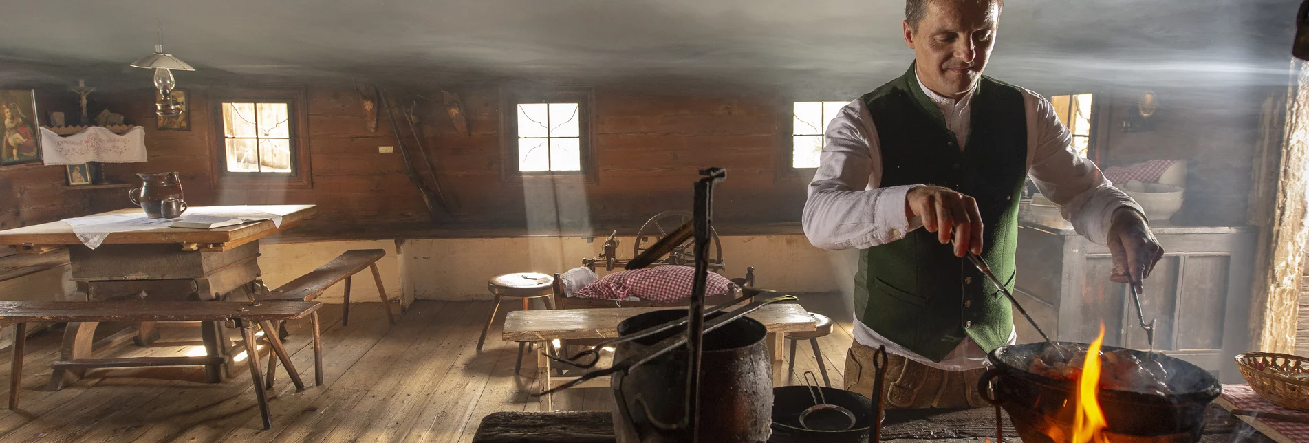 Häfennigl backen wie vor 300 Jahren im Rauchstubenhaus in Edelschachen bei Anger | © STG | www.johannesgeyer.com