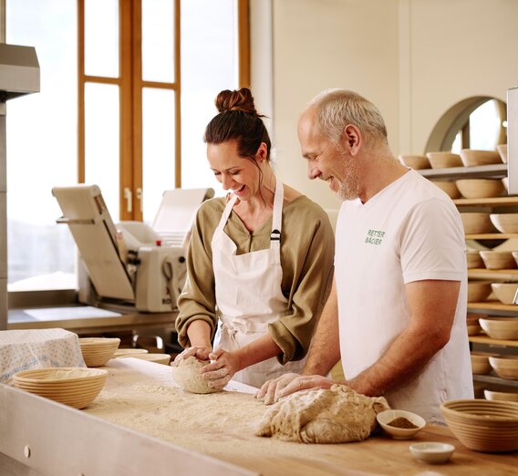 Bread baking in the Retter BioGut | © Oststeiermark | Michael Königshofer