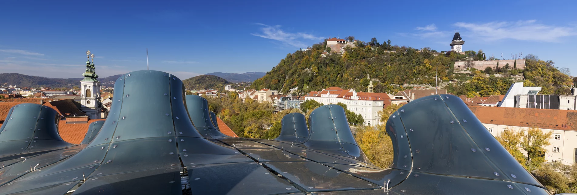 Graz mit Kunsthaus und Schlossberg samt Uhrturm und Mariahilferkirche | © STG | Harry Schiffer