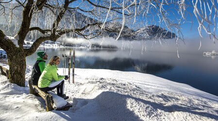 Cross-country skiers having a rest at Grundlsee lake | © Steiermark Tourismus | Tom Lamm