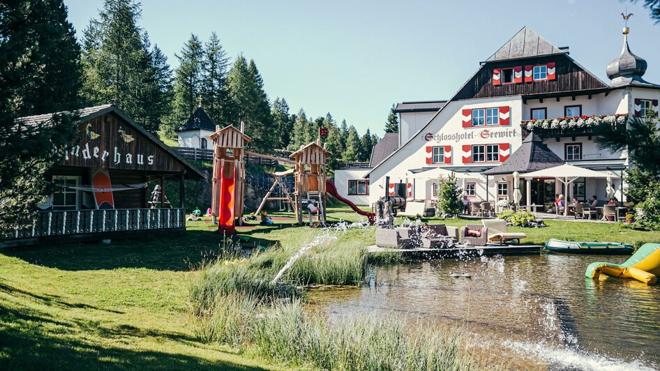 Haus mit Spielplatz