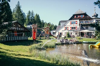 Haus mit Spielplatz