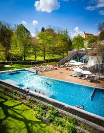 Außenbecken mitten im Kurpark Bad Gleichenberg | © Die Therme der Ruhe Bad Gleichenberg | Werner Krug | © Die Therme der Ruhe Bad Gleichenberg