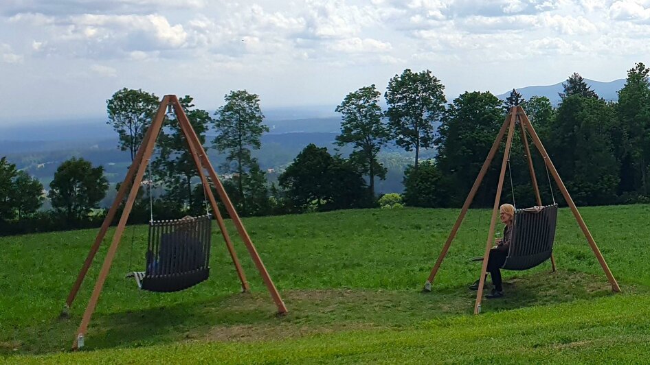 Schaukelstühle bei Flourl´s Wexlkino | © Ostststeiermark Tourismus