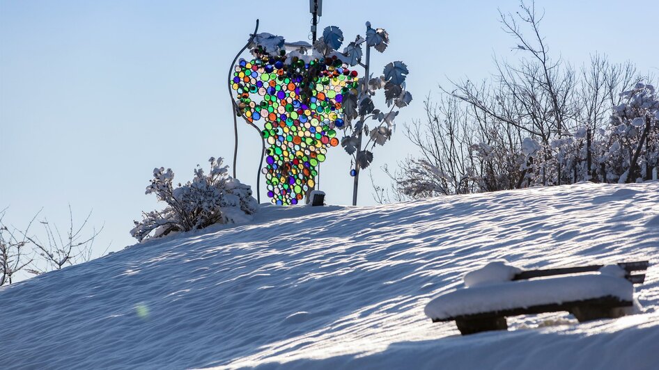 Größte Gläserne Weintraube im Schnee | © SYMBOL