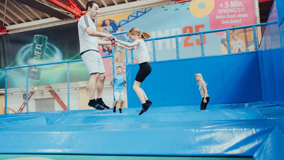 Jump25 Trampolin blau | © Lex Karelly