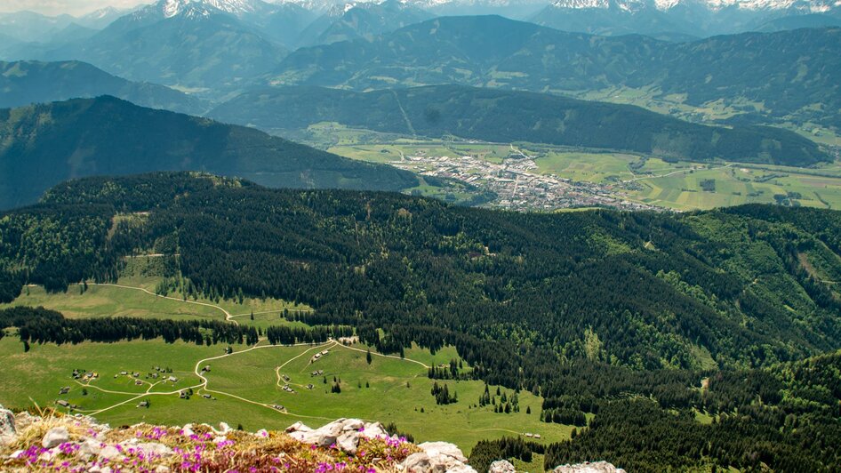 Hinteregger Alm mit der Stadt Liezen | © Christian Scheucher