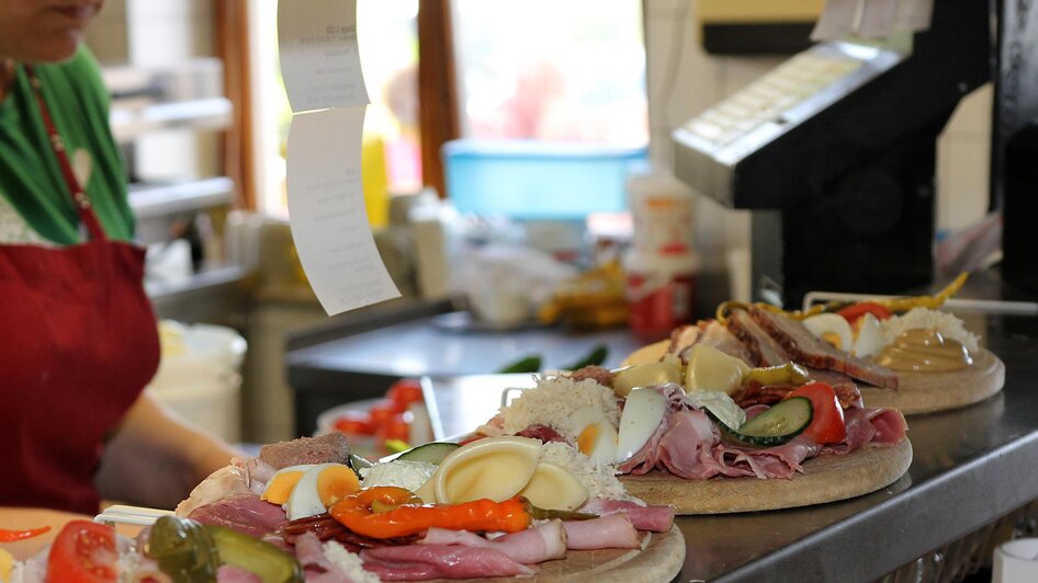 Jause beim Mostwirtshaus Riebenbauer in Wiesenhöf | © Flotoanker