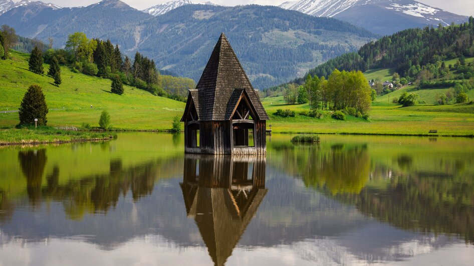 Kirchturm im See