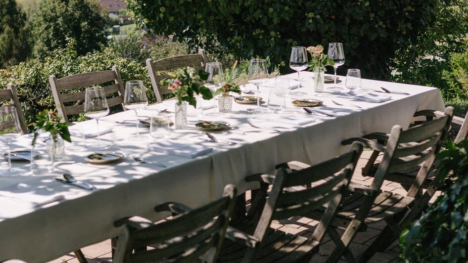 Tafel auf der Terrasse | © SAZIANI Restaurant & Hotel