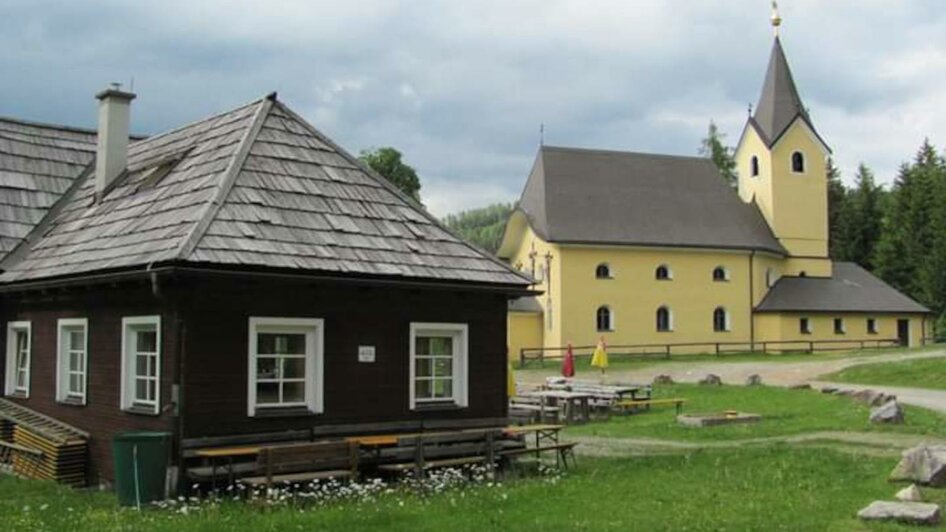 Gasthaus und Kirche | © Christine Koch