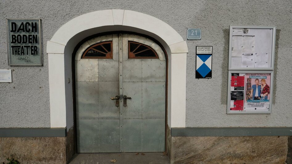 Eingangstür zum Dachbodentheater, Heimat v. Stainz | © Helmut Fladenhofer