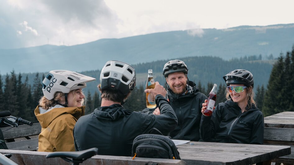 Pause auf der Glatzl Trahütten Alm | © Verein Tourismusentwicklung Steirischer Wechsel