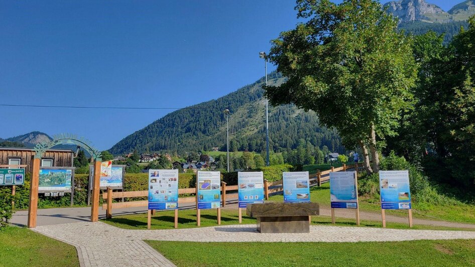 Walter-Munk-Park, Altaussee, Eingang mit Tafeln | © Petra Kirchschlager