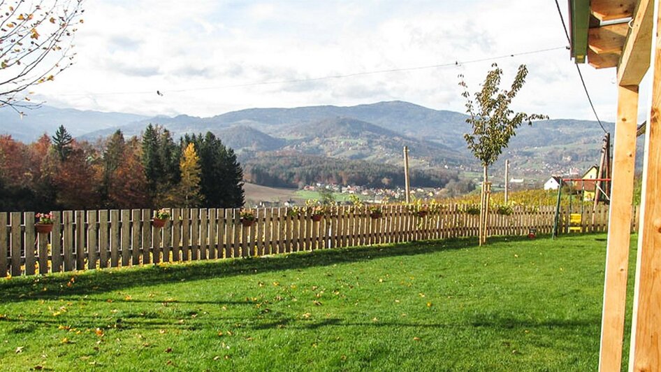 Herrlicher Garten mit Ausblick | © Familie Fellner