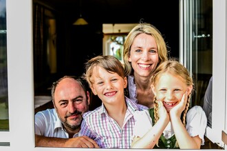 FAMILY AM FENSTER_Huber-perfekt (1 von 1) (C)Marle | © Familie Huber