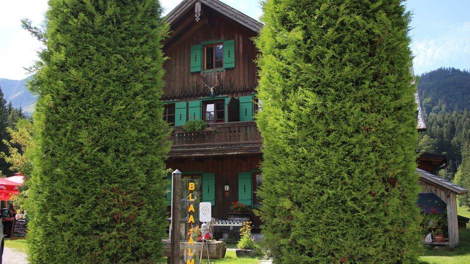 Blaa Alm, Altaussee, Haus mit Brunnen | © Viola Lechner