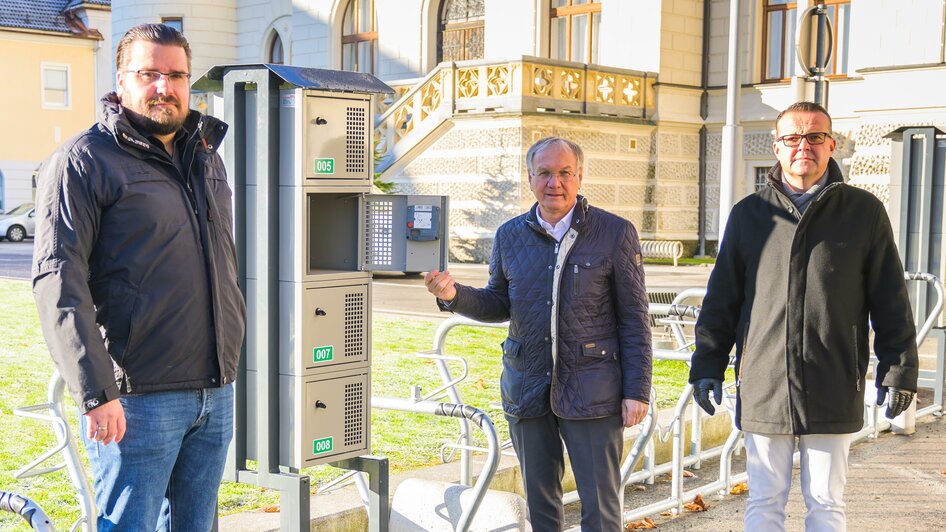 Abstellplätze mit Boxen für Helme | © Stadtgemeinde Feldbach