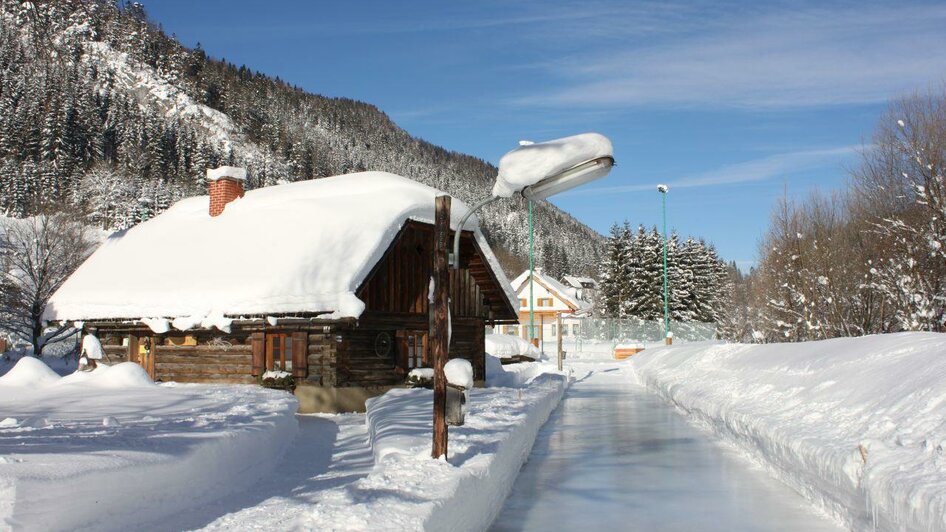 Hütte mit Eisbahn | © Familie Kohlhofer