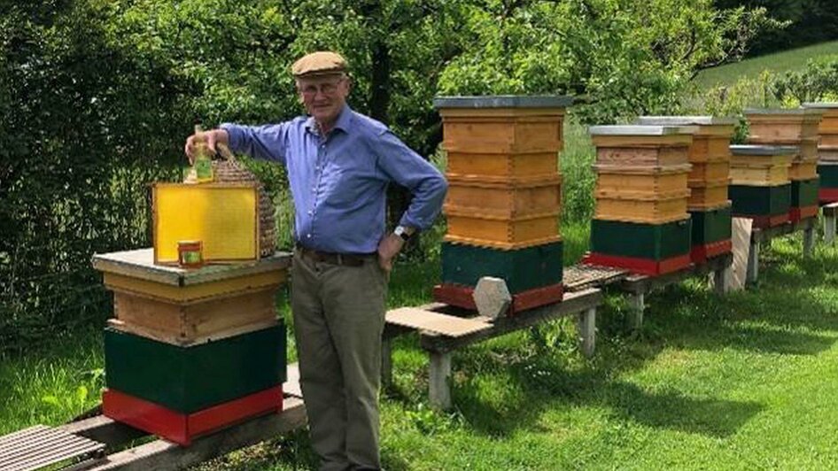 Imker Niederl bei den Bienenstöcken | © Familie Niederl