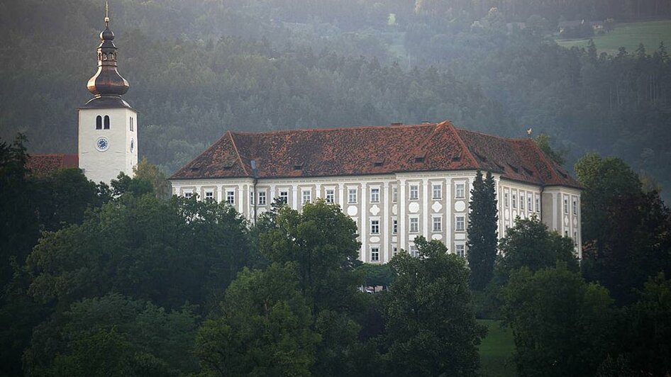 Schloss Piber mit Kirchturm | © Enrico Caracciolo