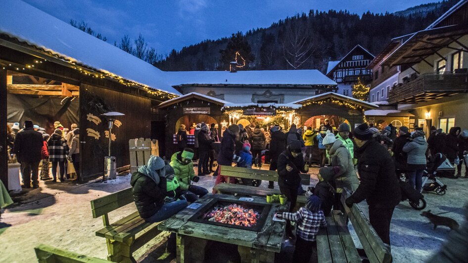 Gemütliches Beisammensein am Adventmarkt Talbach