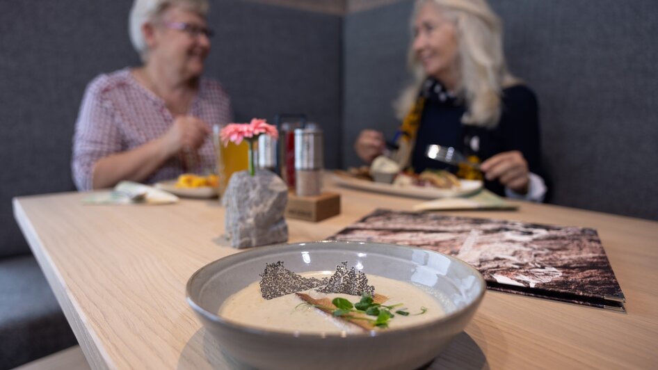 Genuss im Dachstein Gletscherrestaurant | © Harald Steiner