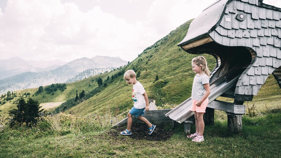 Zwei Kinder spielen im Tierholzpark