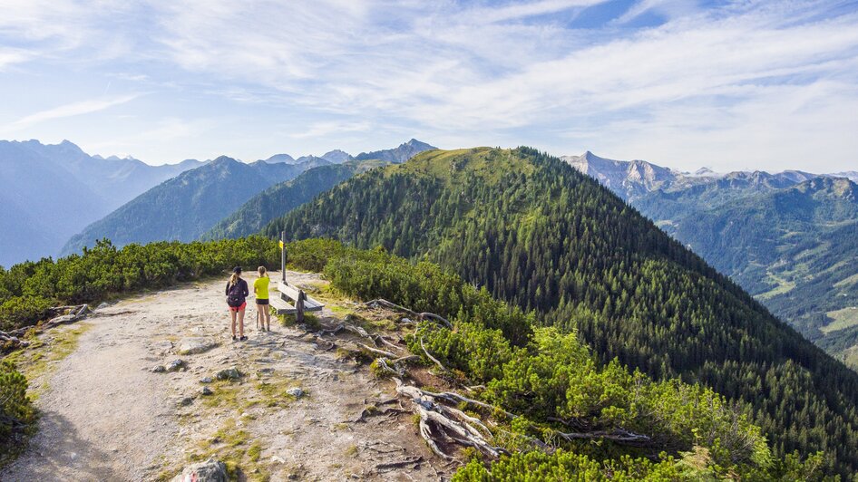 Der umwerfende Ausblick bei einer Wanderung auf der Hochwurzen wird Ihnen in Erinnerung bleiben. | © Josh Absenger