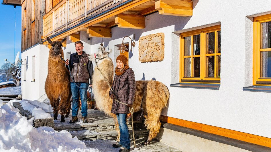 Bauersleute mit ihren Lamas vor dem Klausnerhof | © TVB Haus-Aich-Gössenberg@René Eduard Perhab