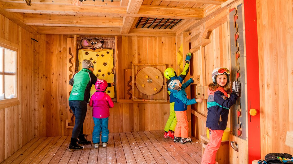 Das Innere der Kasalm im Hopsi Winterkinderland | © Christine Höflehner