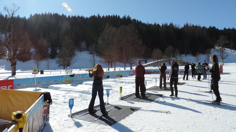 Gruppe beim Biathlon. | © Langlaufschule fit & fun