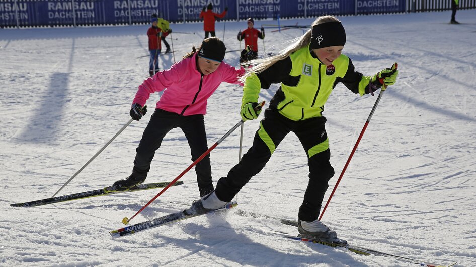 Zwei Kinder beim Skaten.  | © Herbert Raffalt